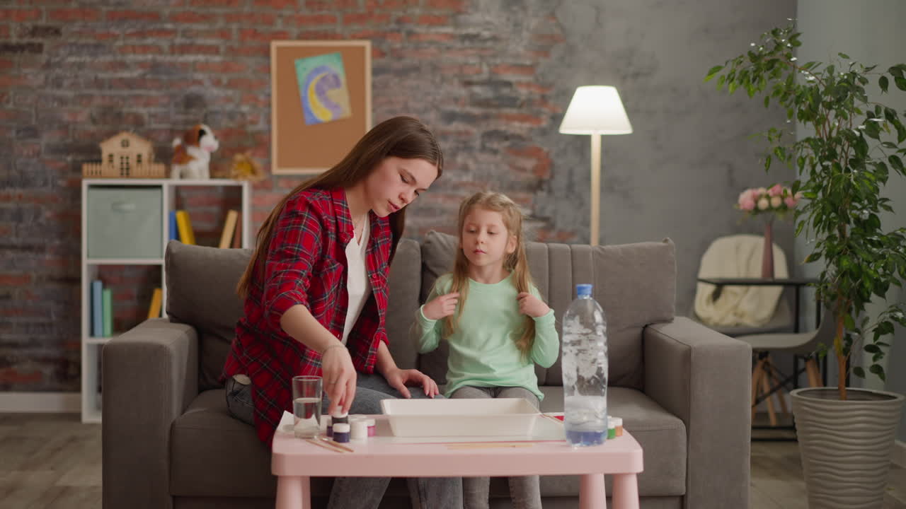 las hermanas eligen colores de pintura para el dibujo de ebru oriental bonito