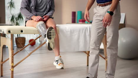 woman with prosthetic leg meeting with physical therapist for rehabilitation