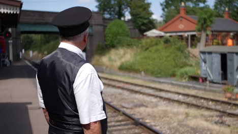 Eisenbahnzugbegleiter-Wartet-Auf-Einem-Bahnsteig-Am-Bahnhof