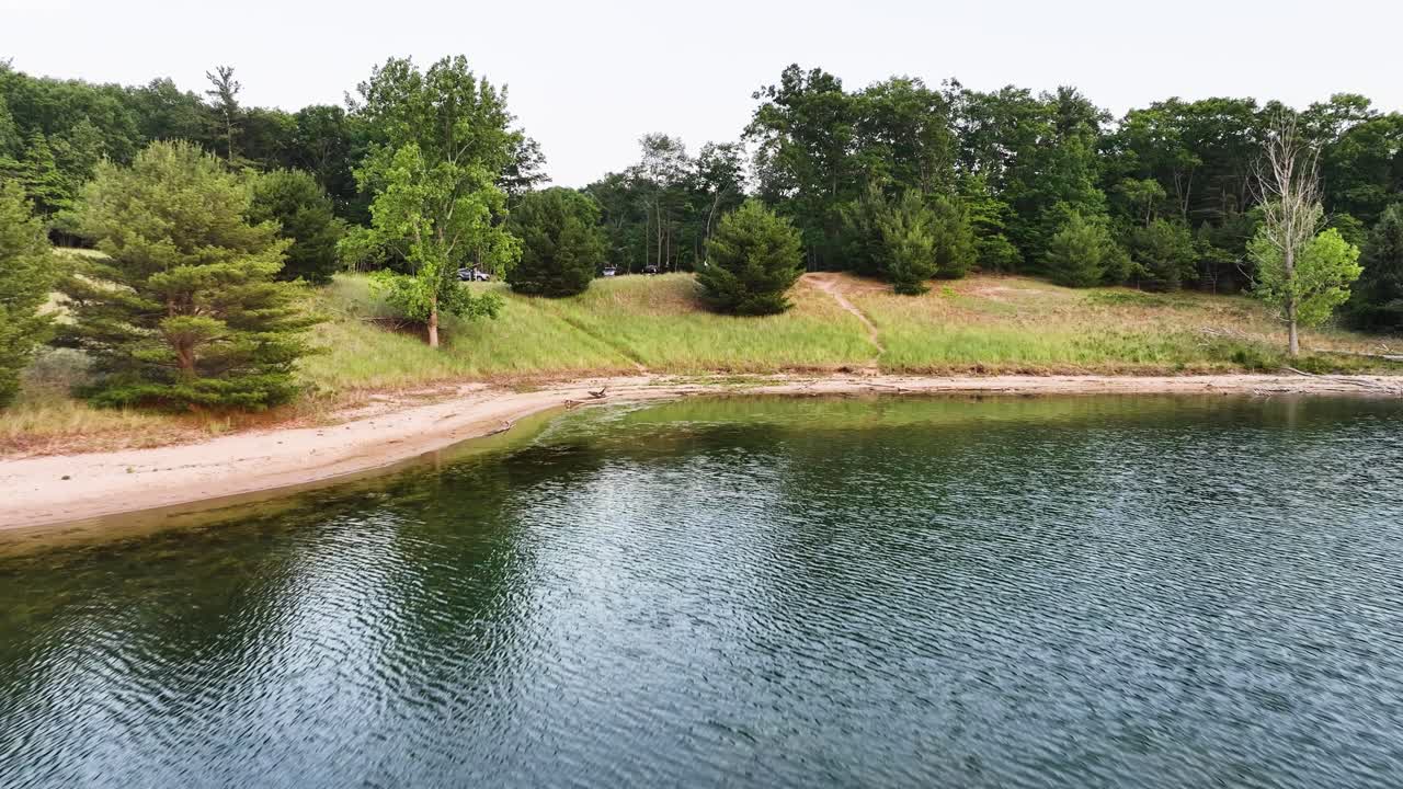 движутся к береговой линии в дюне гавань на юг