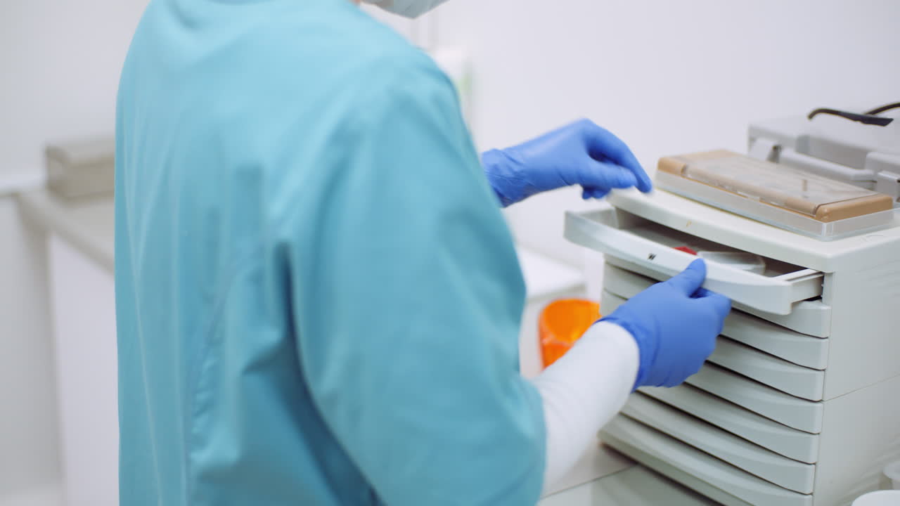 doctora en busca de instrumentos médicos 1