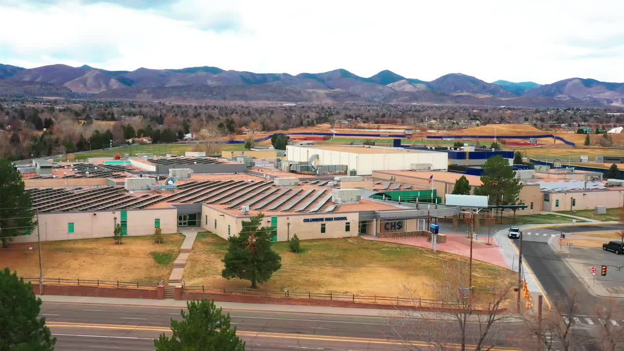 콜로라도의 콜럼바인 고등학교 드론 영상이 위아래로 움직입니다.