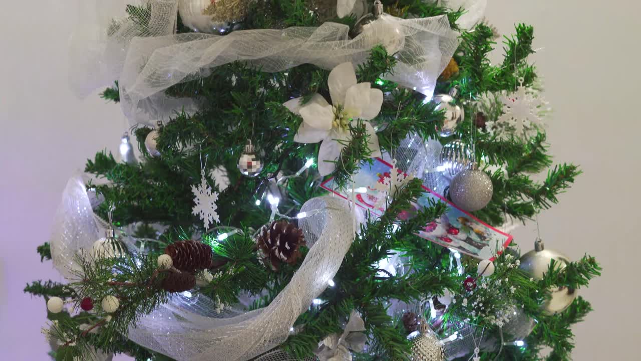arbol de navidad con flores blancas