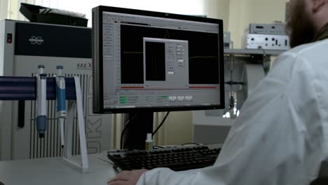 científico trabajando en una computadora en un laboratorio