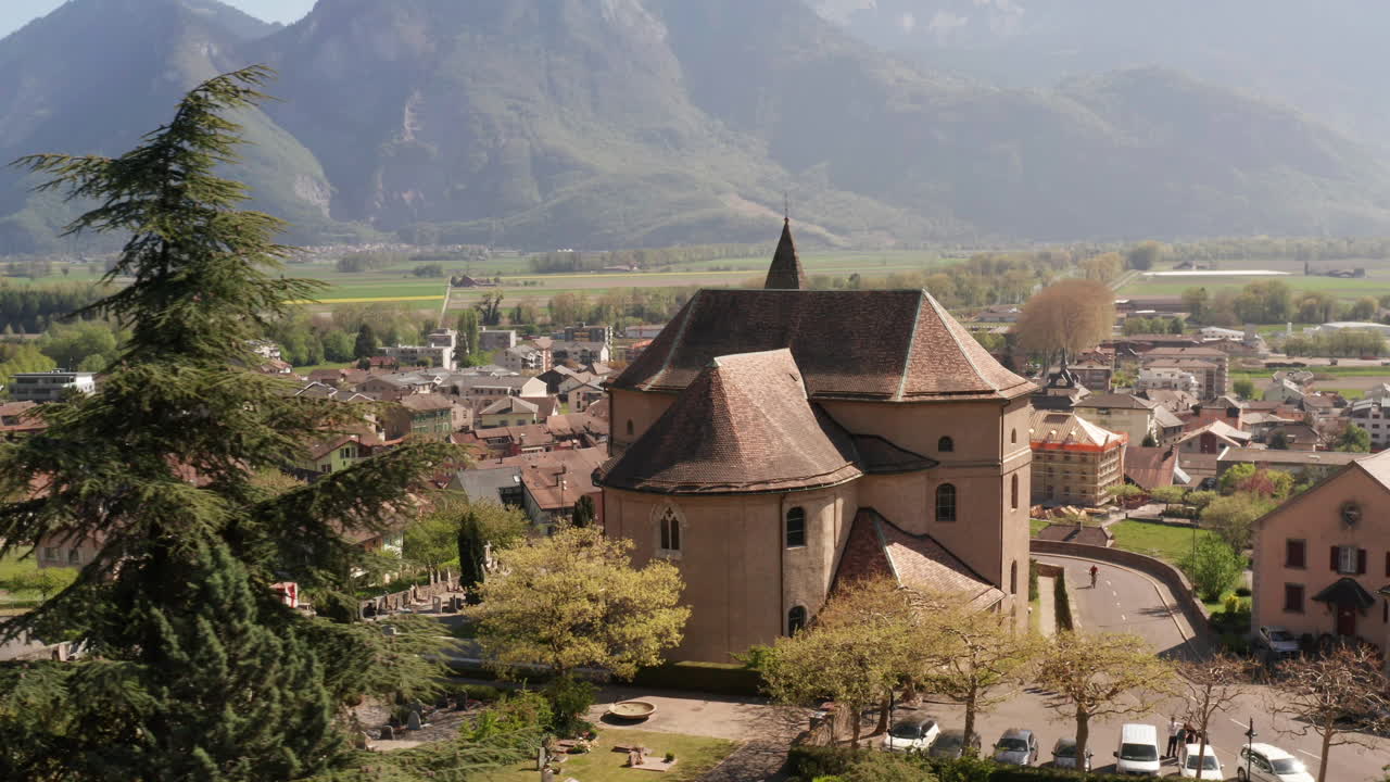 목가적인 마을에 있는 아름다운 오래된 교회의 공중 인형