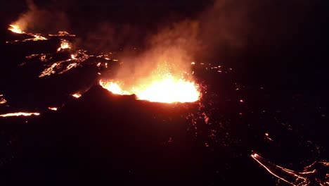 erupción volcánica por la noche