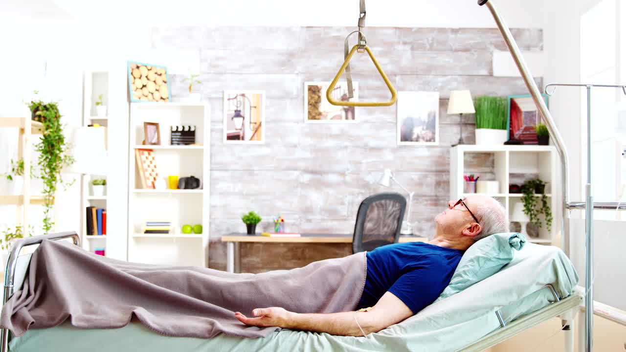 hombre jubilado y discapacitado acostado en una cama de hospital en un hogar de ancianos