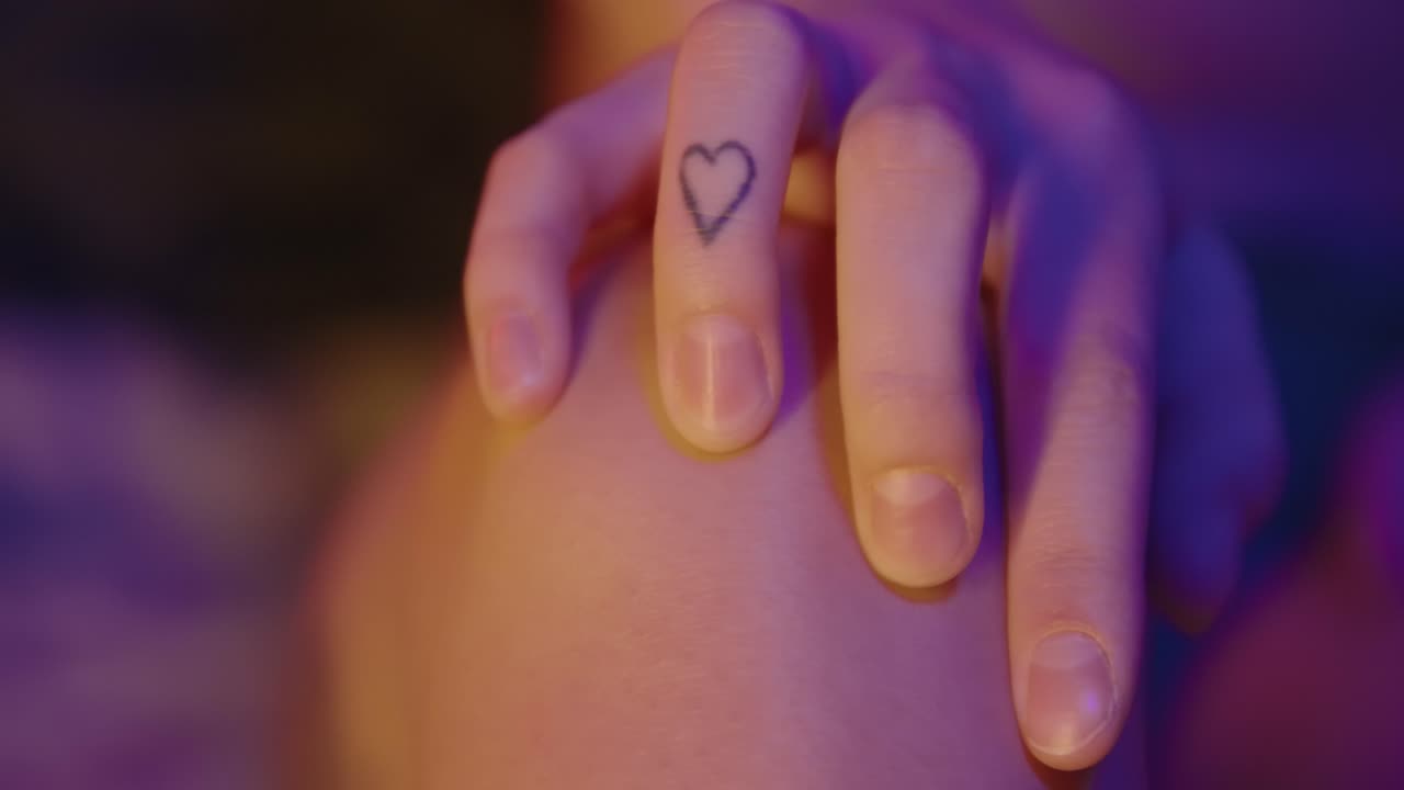Giovane donna ha un cuore tatuato sul dito