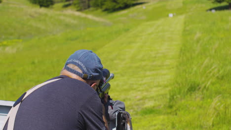 Tirador-En-Foco-Apunta-Y-Dispara-Rifle-Hacia-El-Objetivo-De-Tiro-Durante-La-Competencia-De-La-Serie-De-Rifle-De-Precisión-En-Leach,-Oklahoma