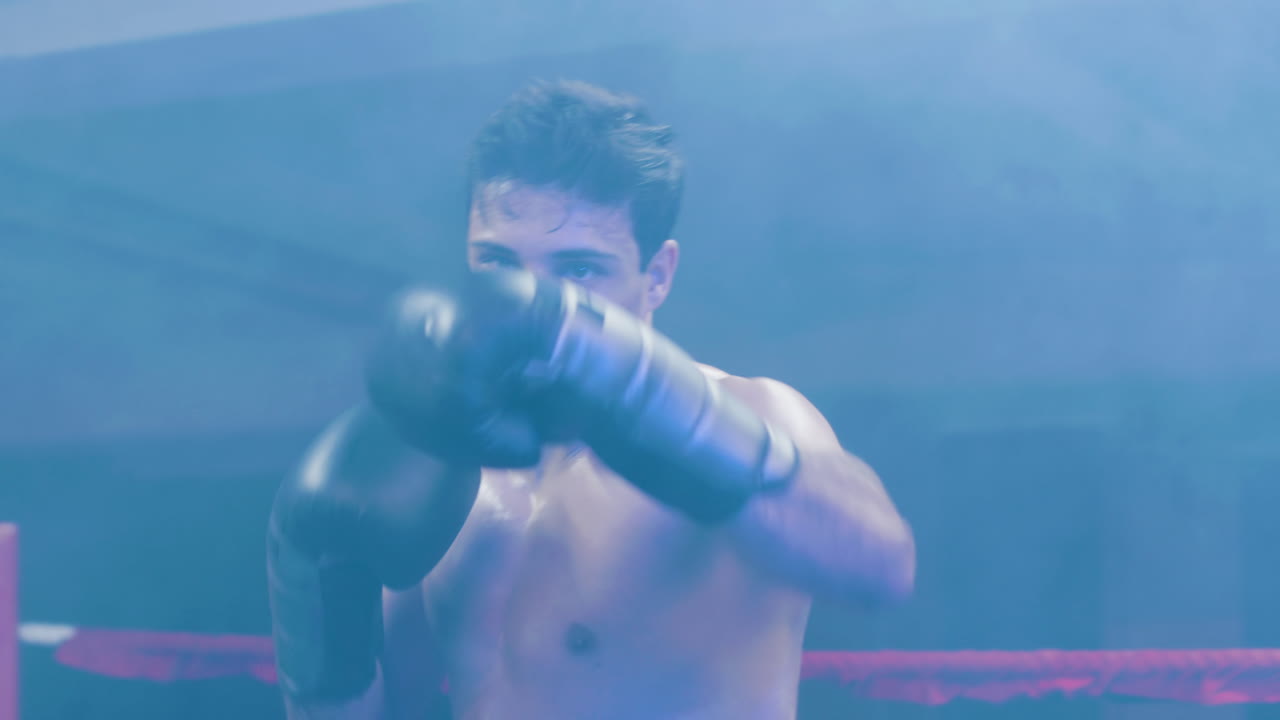 카메라를 향해 그림자 싸움을 하는 매력적인 젊은 남자