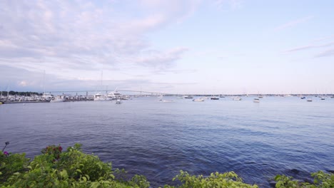 New-England-Bay-Mit-Vielen-Schiffen,-Deren-Wellen-An-Der-Küste-Aufschlagen