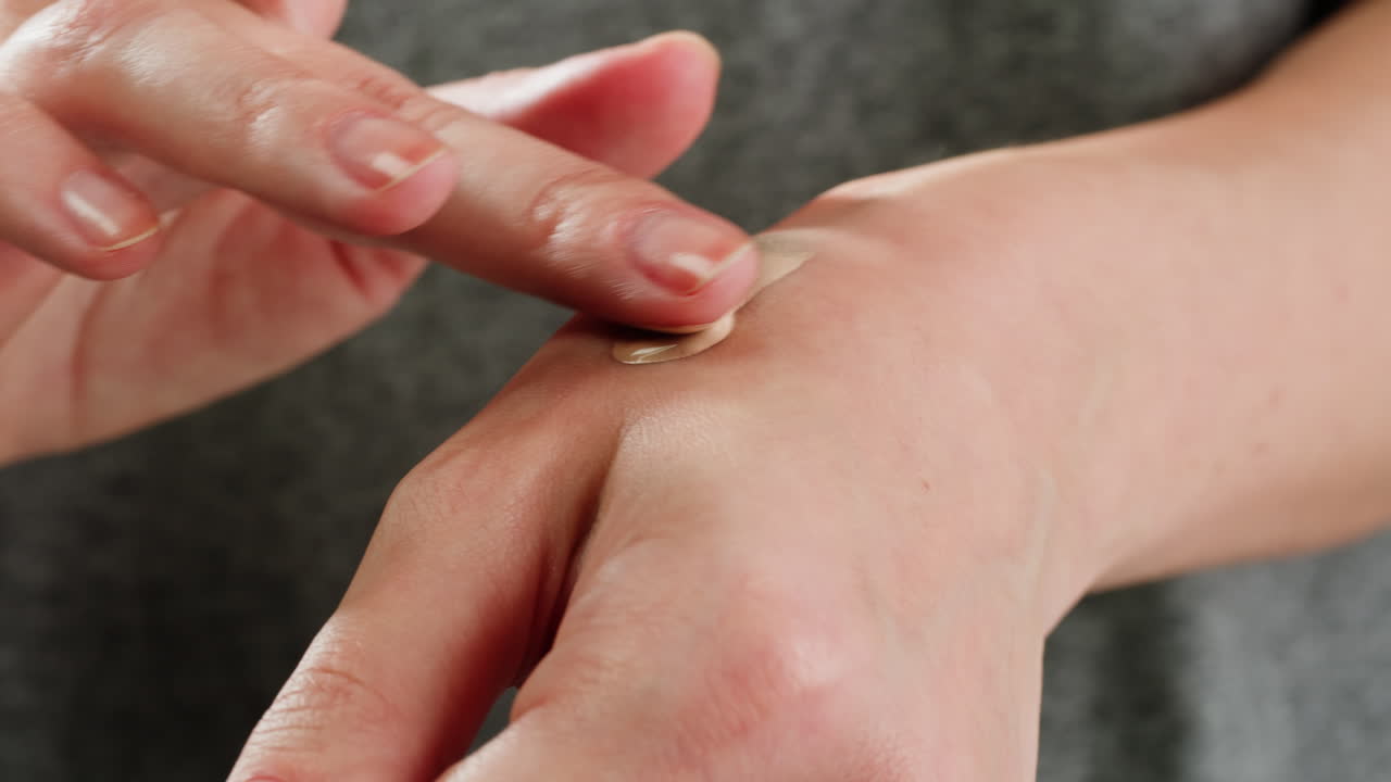 la aplicación de la fundación en la muñeca