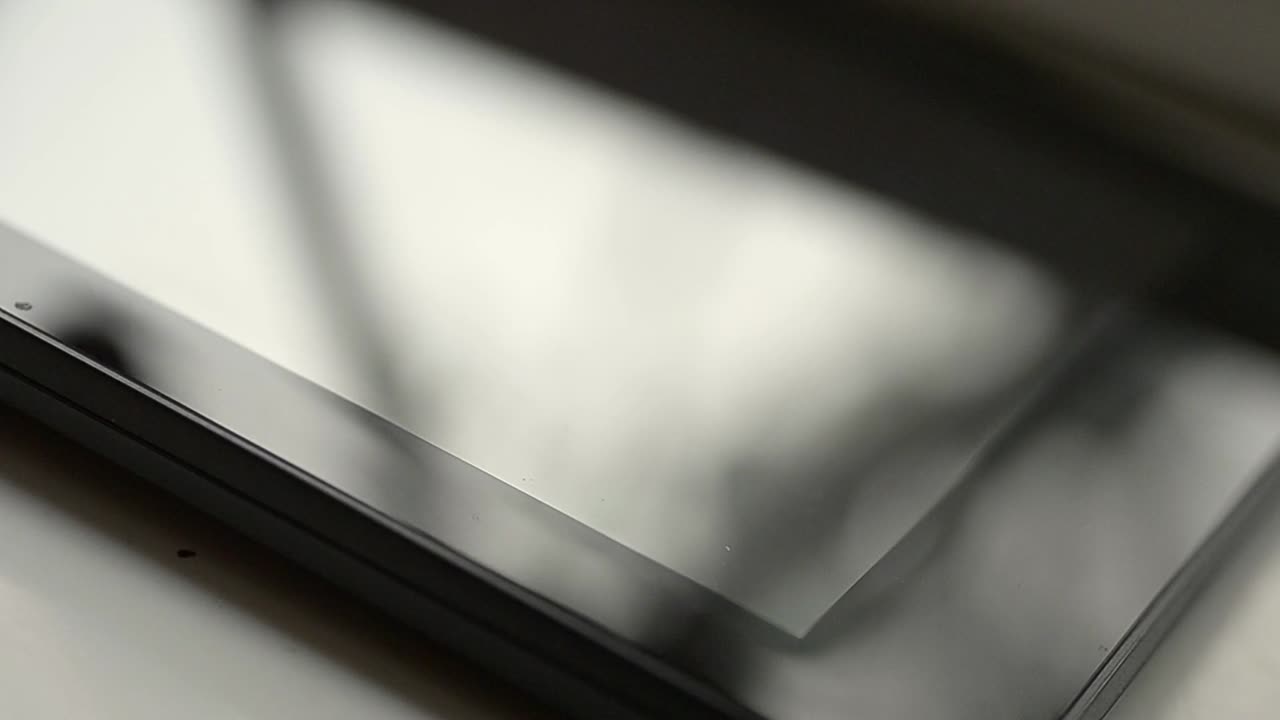 dedos desplazándose en la tableta