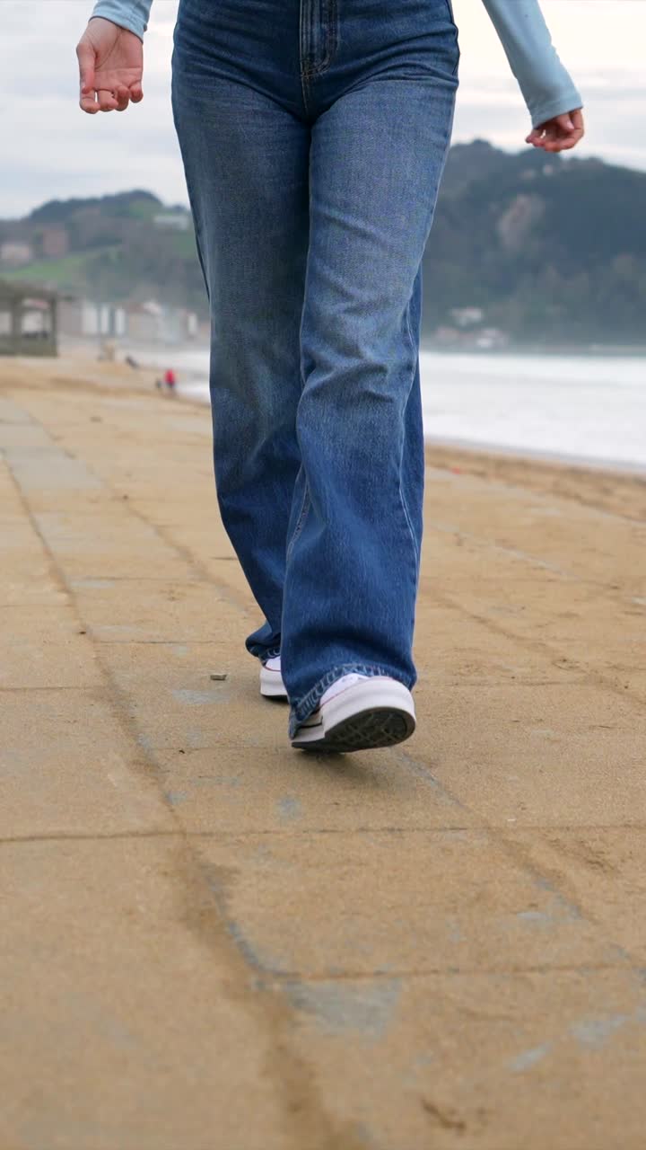 Una mujer en una playa.