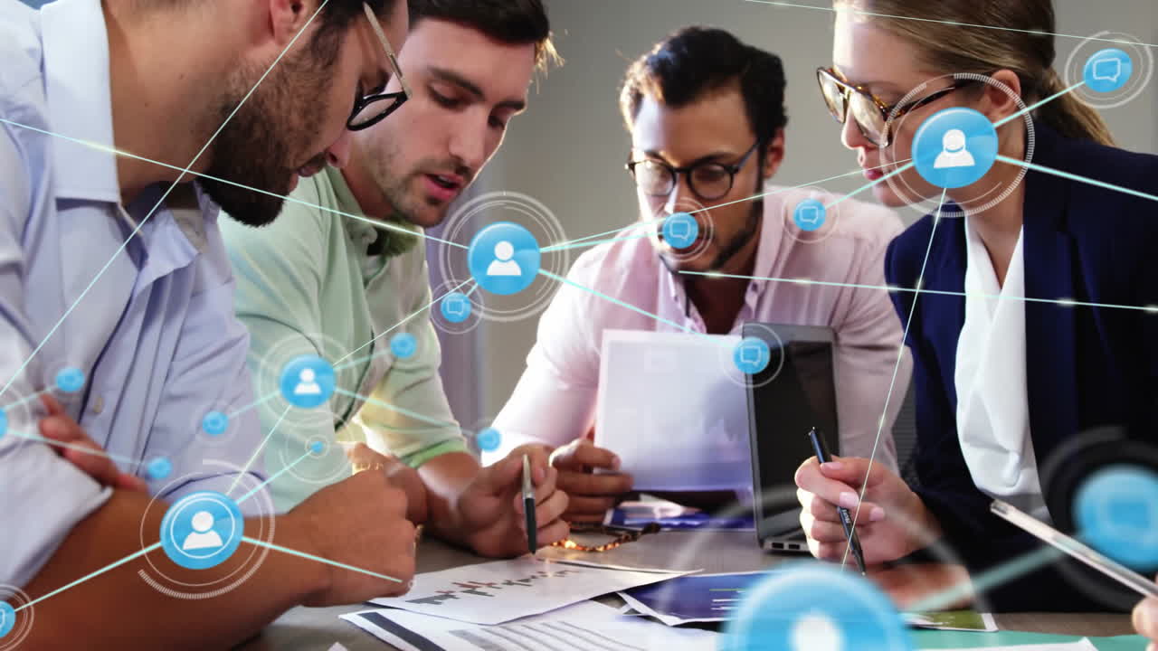 animación de la red de conexiones con iconos sobre colegas caucásicos discutiendo el trabajo