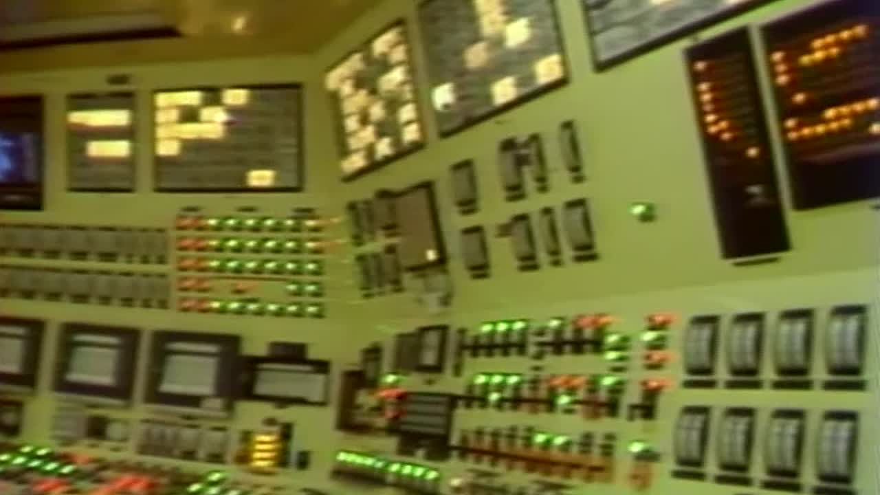 fotografía de la sala de control de la central nuclear de la década de 1970