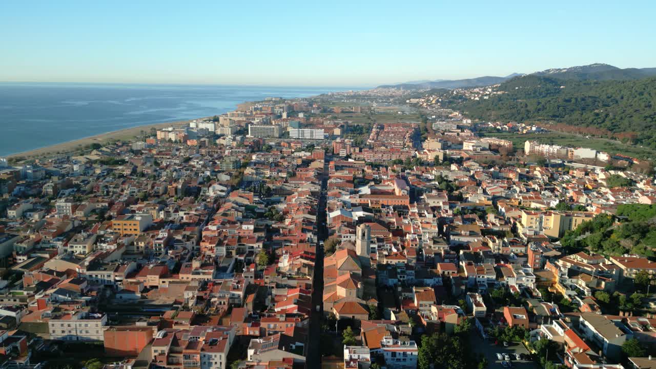 스페인의 코스타 브라바 (costa brava) 에 있는 중세 대성당 위에 있는 마그라드 데 마르 (margot de mar) 의 공중 사진