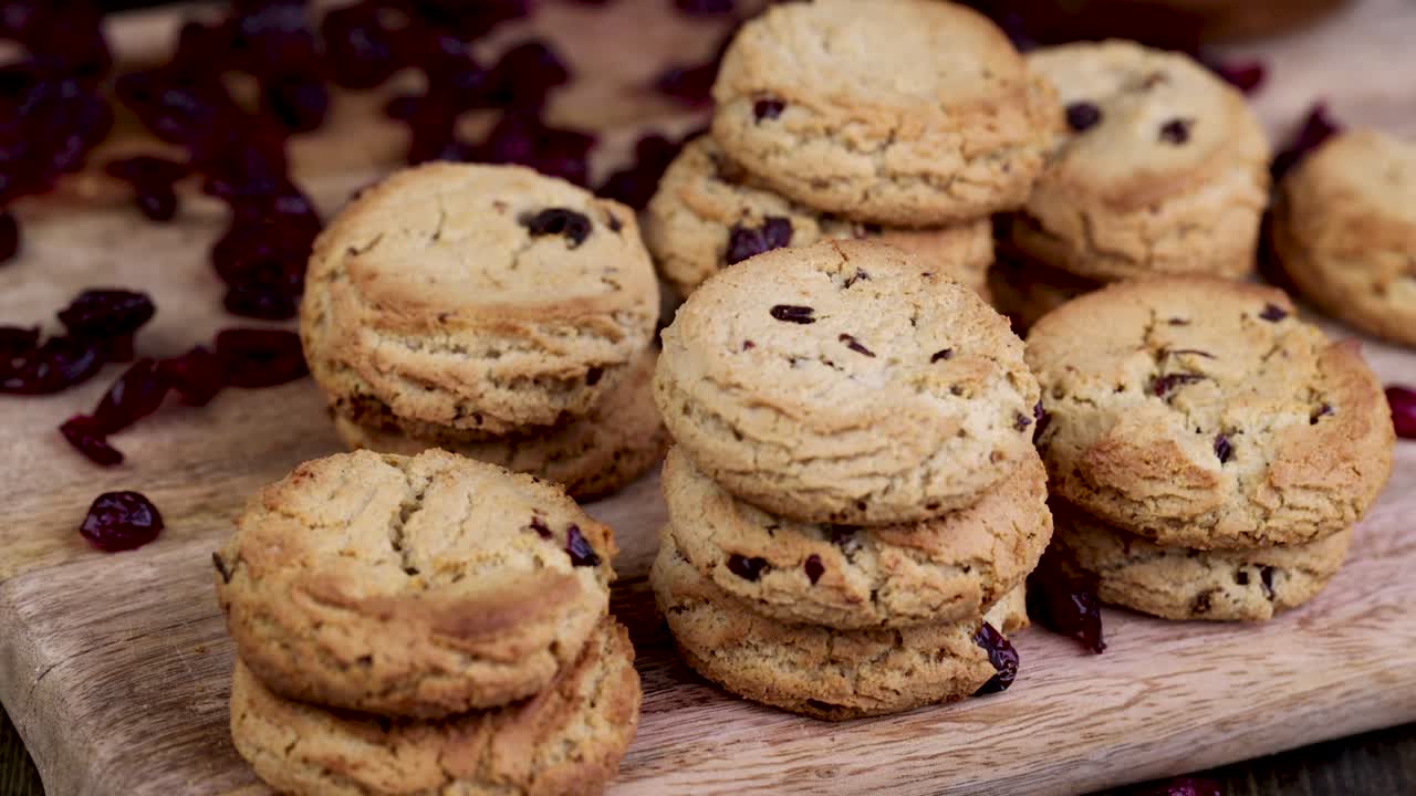 건조한 크랜베리와 함께 오트밀 쿠키를 보드에 넣기 위해