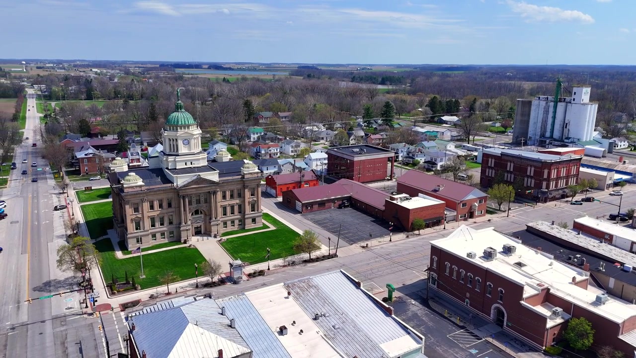 Il Tribunale della Contea di Wyandot si erge al centro di Upper Sandusky, Ohio, sovrintendendo alle funzioni comunitarie e governative