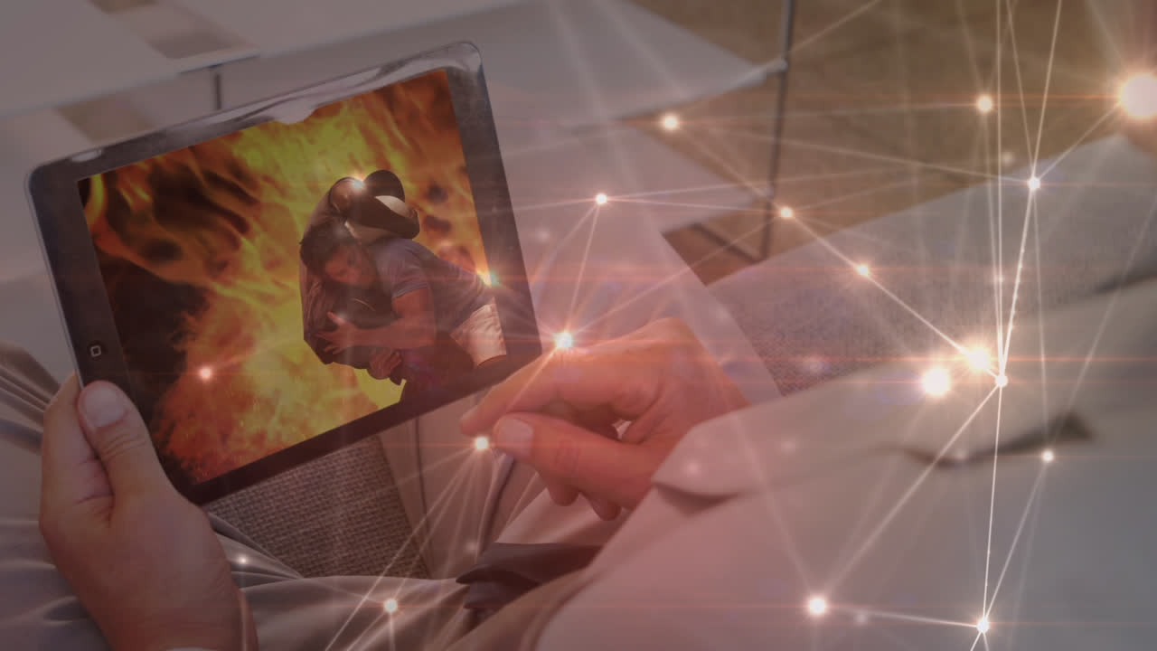 animación de la red de conexiones sobre el hombre caucásico usando la tableta