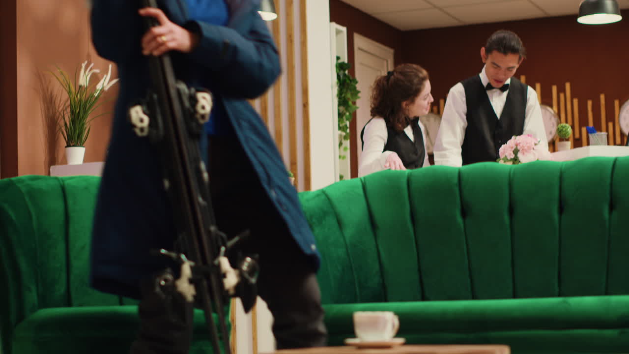 путешественники прибывают на уютный горнолыжный курорт