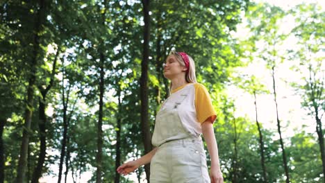 hermosa joven bailando y girando al aire libre