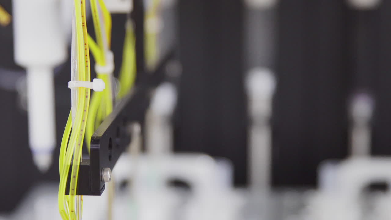 un primer plano del robot en el laboratorio inyecta el catalizador del medicamento para el análisis en el tubo de ensayo