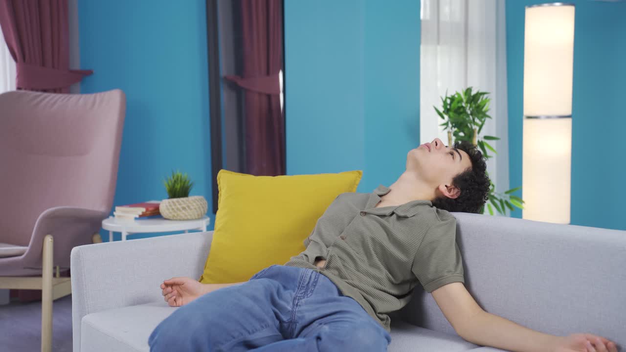 어린 소년이 자기 자신과 얘기하고 있습니다.