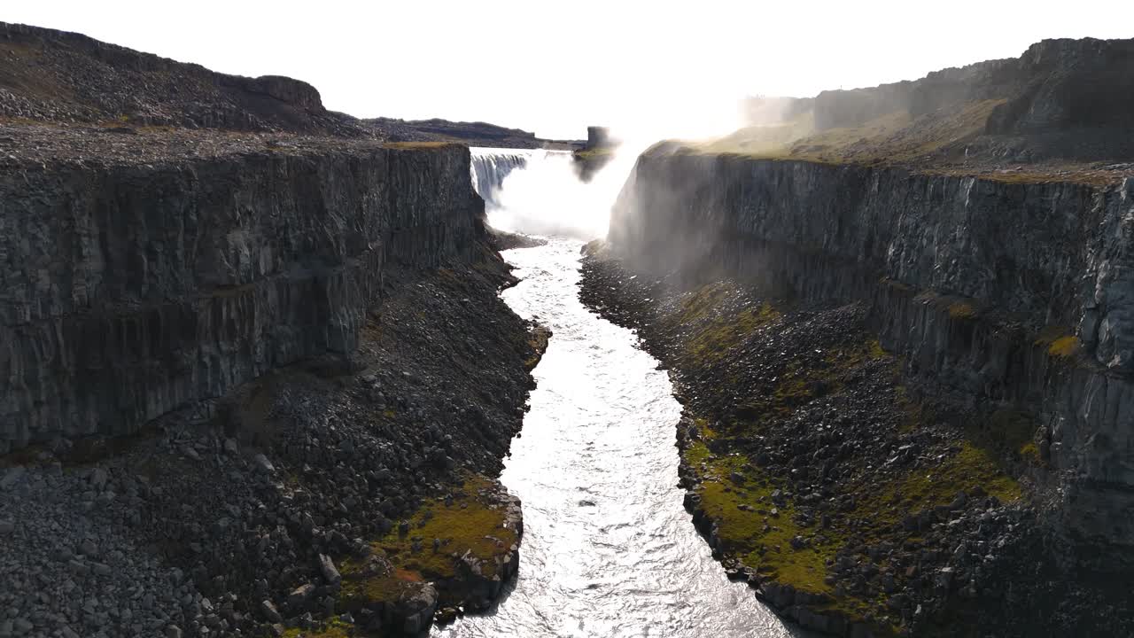 vista aérea panorámica: río que fluye a través del cañón desde la majestuosa cascada en el fondo