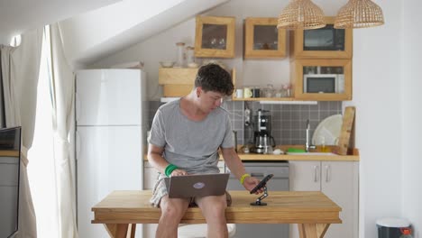 joven que trabaja en una pequeña cocina