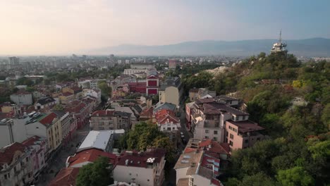 vista aérea escénica de drones del paisaje urbano de plovdiv en bulgaria, elevándose por encima de la colina