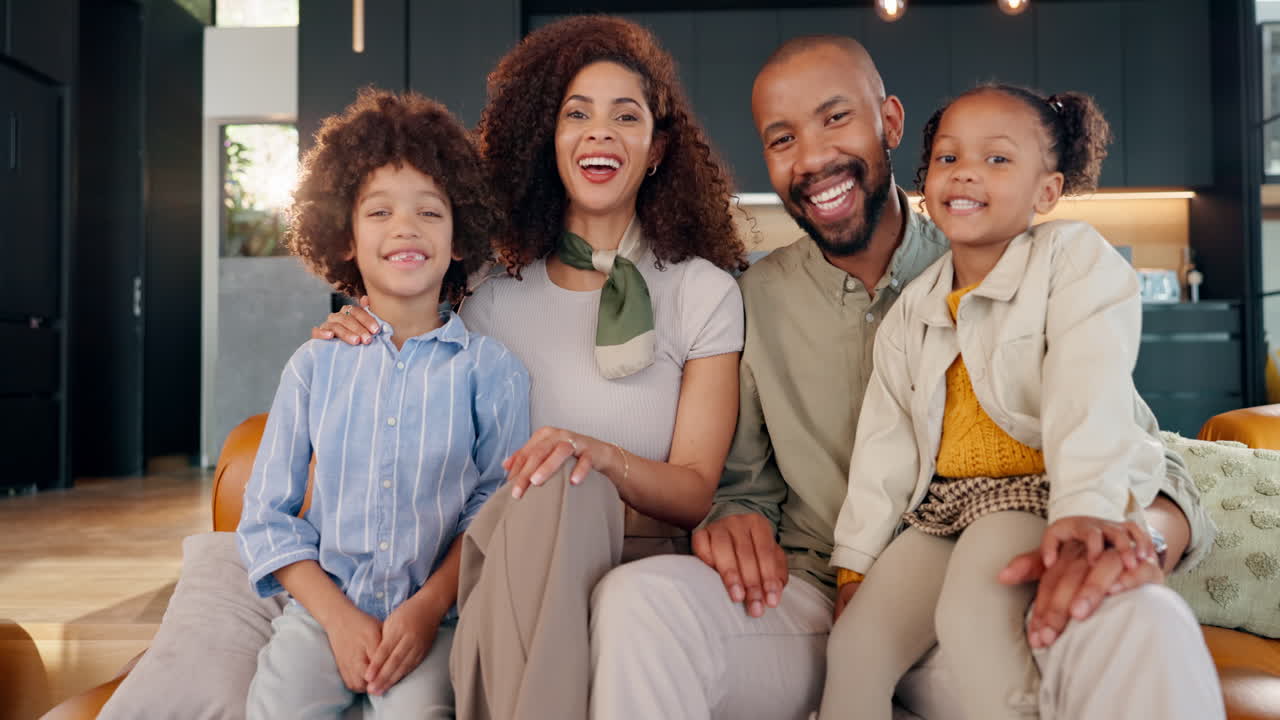 Evde mutlu bir Afro-Amerikan aile fotoğrafı