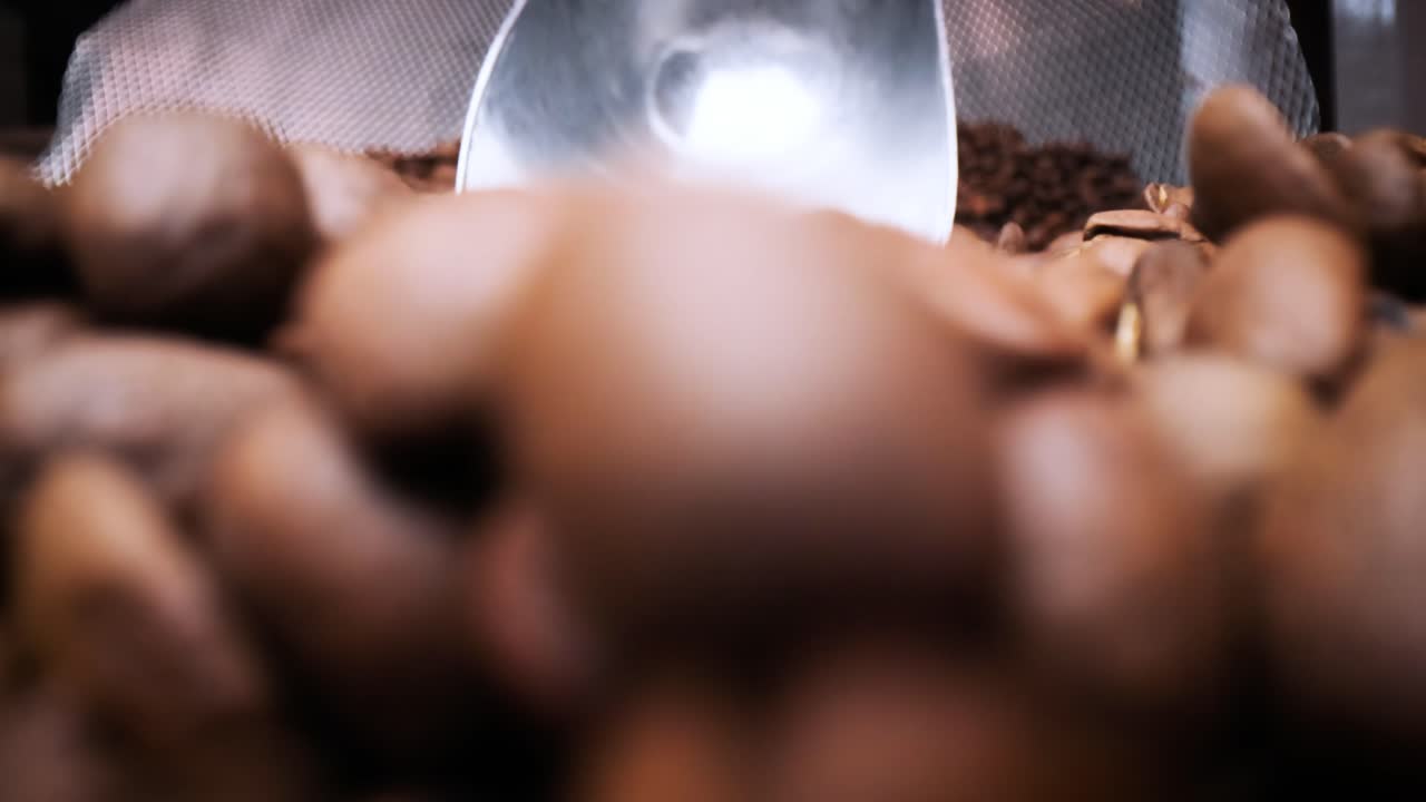 커피 씨 ⁇ 의 가까운. 향기로운 커피  ⁇ 은 구워진 연기가 커피  ⁇ 에서 나온다.