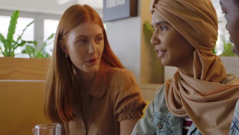 jóvenes amigas adultas pasando el rato en un café