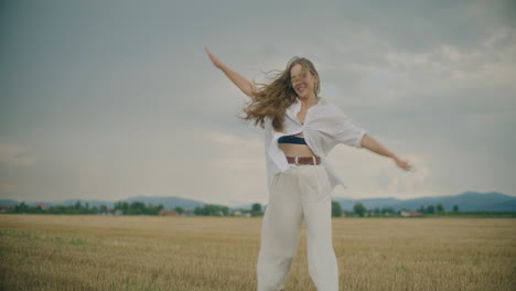 Mujer-Caminando-Y-Bailando-En-El-Campo