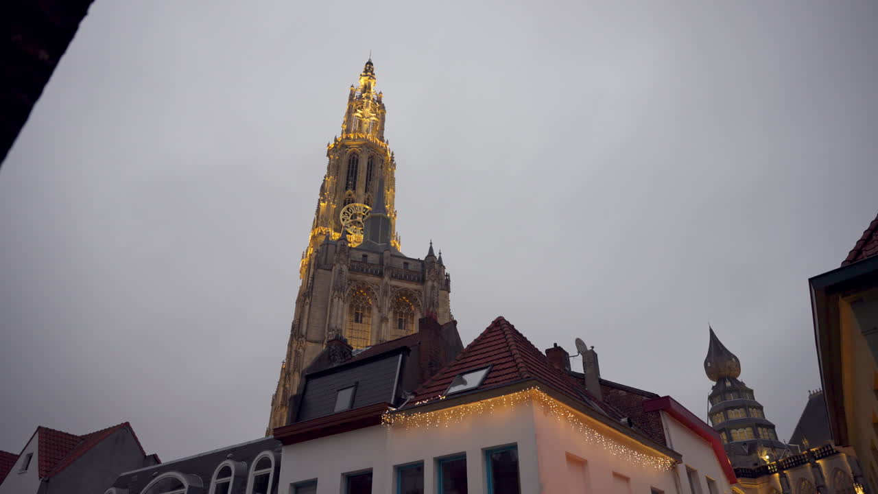 una catedral gótica de pie alto en el centro de la ciudad de amberes bélgica entre los edificios