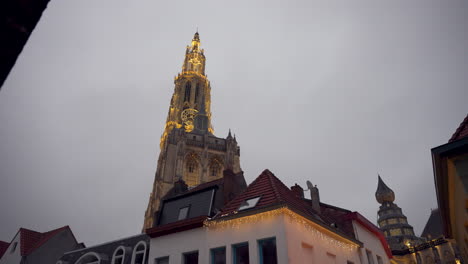 Zwischen-Den-Gebäuden-Steht-Eine-Gotische-Kathedrale-Im-Stadtzentrum-Von-Antwerpen,-Belgien