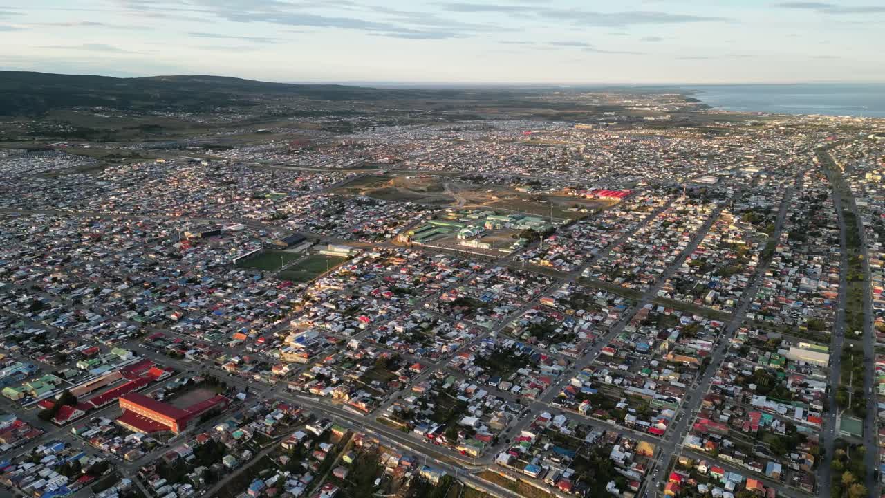 drone aéreo vuela sobre la ciudad de punta arenas chile, paisaje urbano panorámico en verano cielo despejado, océano, hermosa ciudad portuaria en patagonia