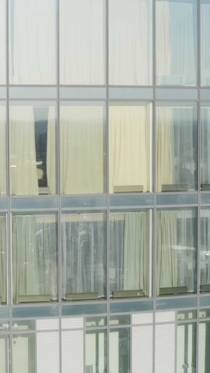 современный фасад здания с окнами и шторами