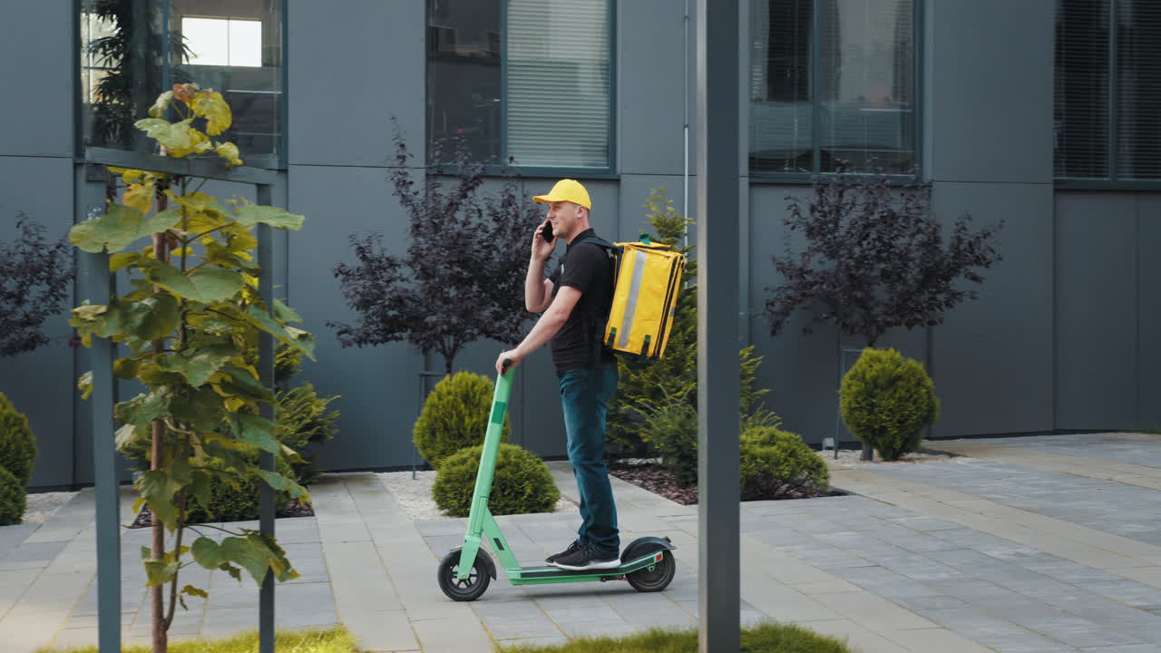 전기 스쿠터를 타고 배달하는 사람