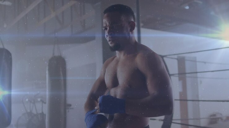Pugile uomo che si prepara all'allenamento in palestra, avvolgendo fasce blu, guide animate che tracciano il movimento verso la posizione