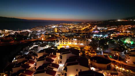 Vuelo-Hacia-Adelante-En-La-Noche-Sobre-Una-Zona-Residencial-En-España