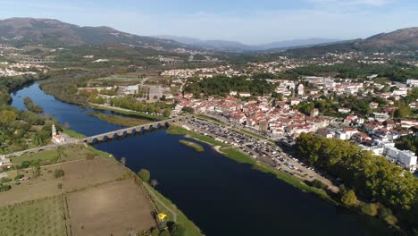 Volar-Sobre-La-Ciudad-De-Ponte-De-Lima-En-El-Norte-De-Portugal