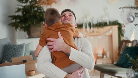 un niño pequeño abraza a su padre después de una larga ausencia