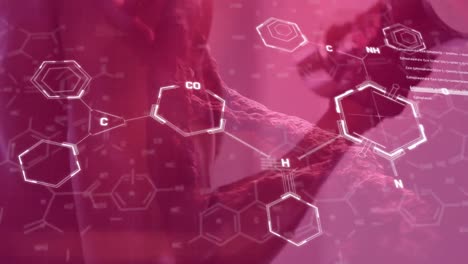 animación de fórmulas químicas sobre el adn y hombre caucásico haciendo ejercicio en fondo rosa