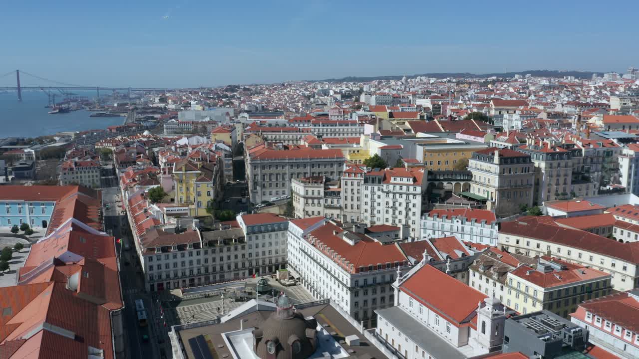 포르투갈 리스본에서 도시 풍경의 공중 팬 샷