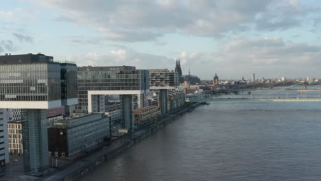 Luftaufnahmen-Des-Breiten-Rheins,-Der-Durch-Die-Stadt-Fließt.-Ehemaliger-Hafen-Als-Wohn--Und-Geschäftsviertel-Umgestaltet.-Köln,-Deutschland