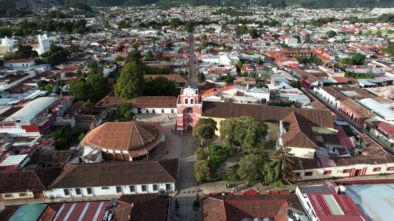 toma orbital de un dron que muestra el arco de estilo morisco de la ciudad de san cristóbal de las casas en chiapas, méxico.
