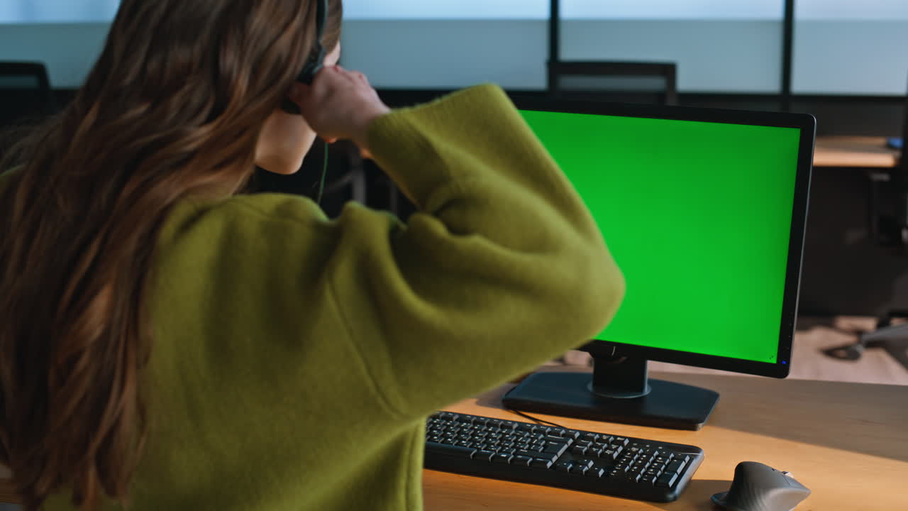 mockup de servicio de cliente pantalla de computadora de primer plano. llave de croma dispositivo verde en la oficina