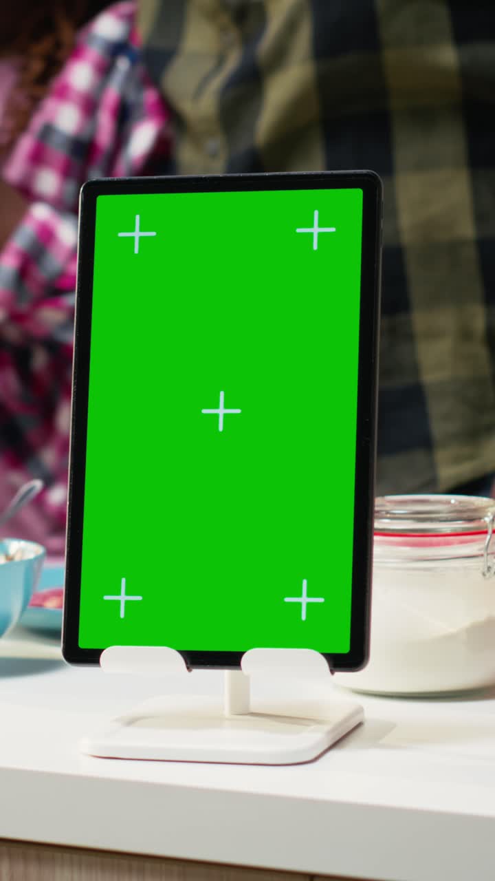 Vertical Video Vertical green screen with joyful family that cooks homemade pizza at home